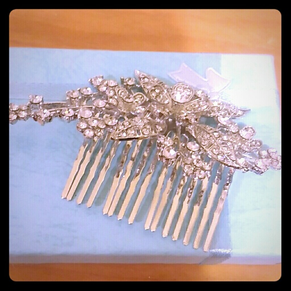 Bridal Silvertone Austrian Crystal Hair Comb main image 7